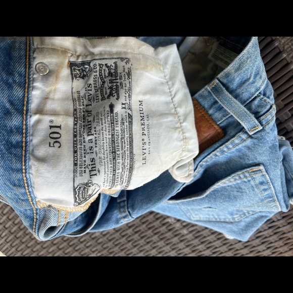 Levi Cut Off’s & Urban Outfitters Shirt Summer Outfit - Picture 4 of 5